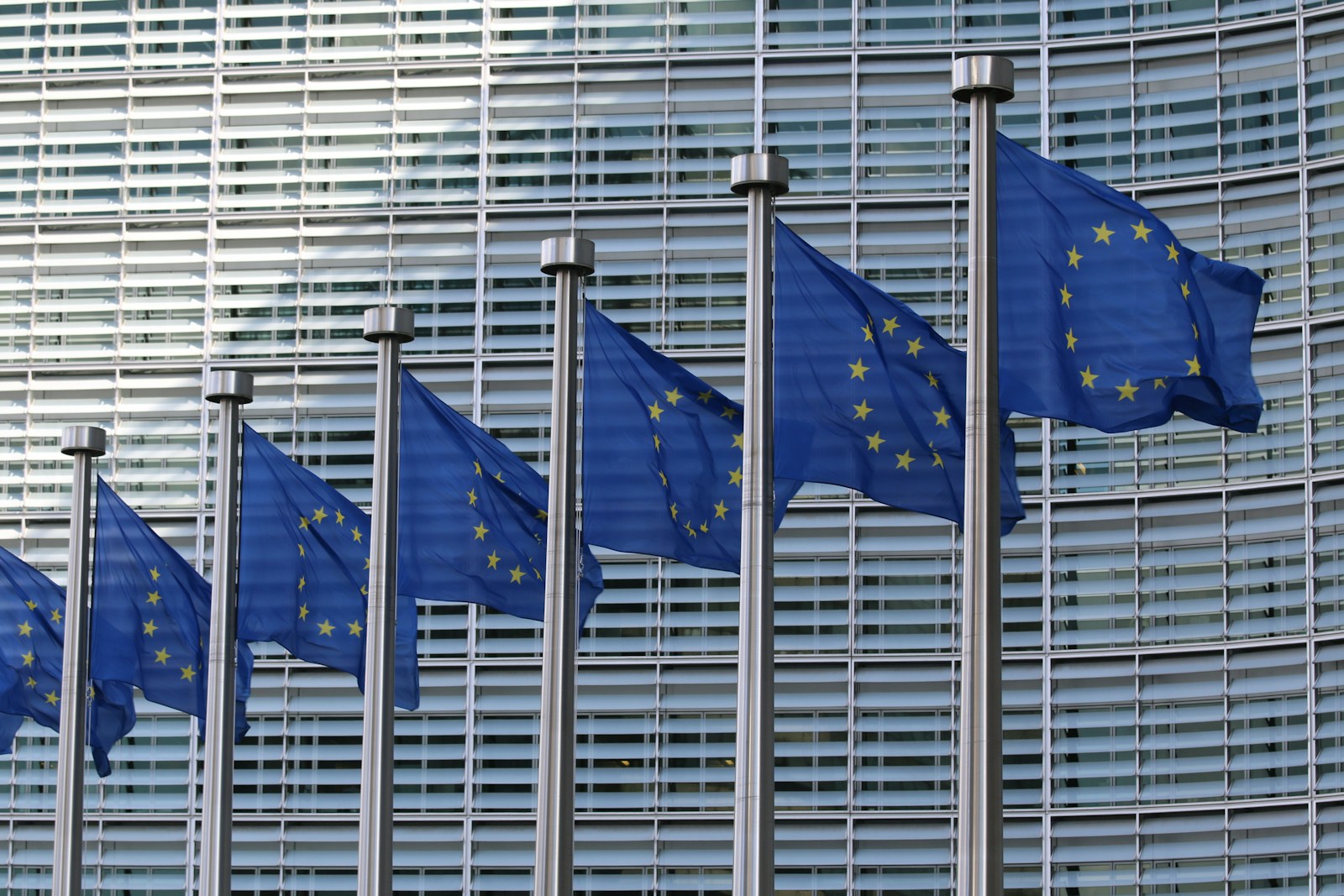 Bandiere dell'Unione Europea davanti alla sede della Commissione europea a Bruxelles